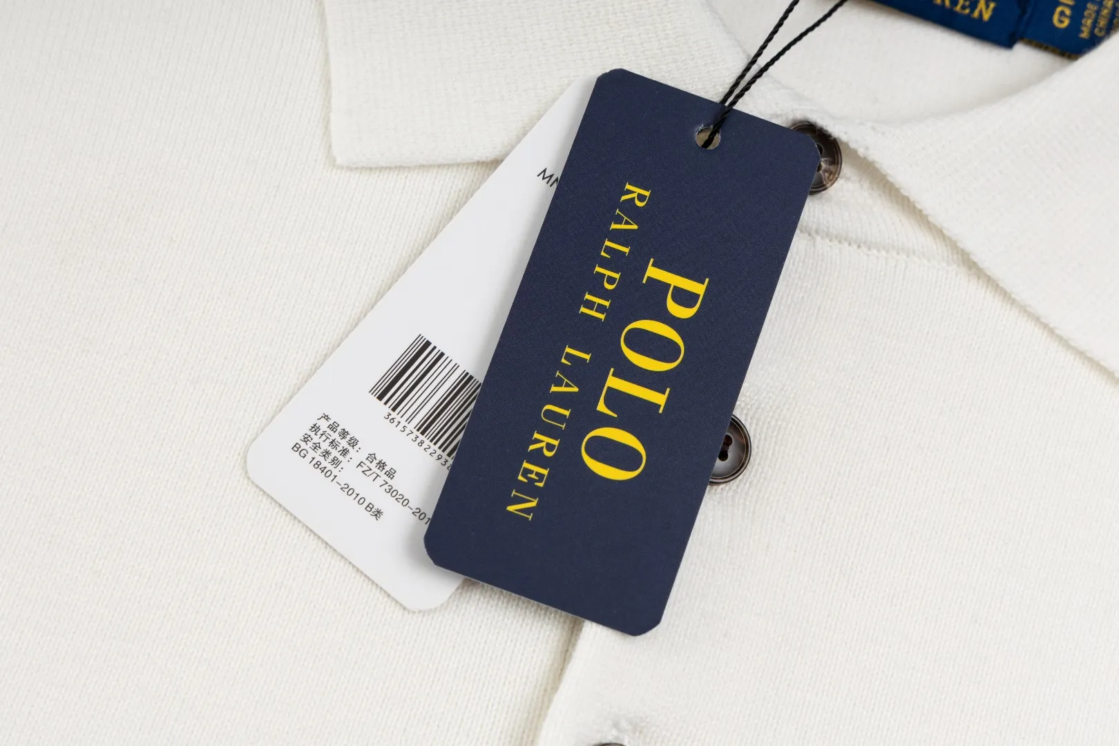 P206 Style number: R07 Ralph Lauren knitted pony embroidered lapel polo shirt three-button pullover open chest long-sleeved sweater. Official website synchronized. Same style for men and women. Classic cotton yarn. 100% white cotton. High-quality goods. Classic style has always been very popular! The workmanship details are very good! The simple lapel polo pullover sweater is always the standard, with classic brand embroidery on the chest! All major stars have the same style! Best for couples. High quality goods! Xinjiang cotton micro-elastic and smooth fabric is of great quality. Pure cotton is soft and skin-friendly. Color #White Blue Gray Dark Gray Khaki Military Green Navy White Label Navy Blue Red Label Black Red Label Black White Label Pink Size#S M L
